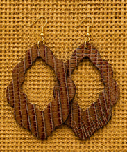 Load image into Gallery viewer, Large Rustic Scallops
